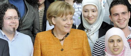 Merkel mit Migranten