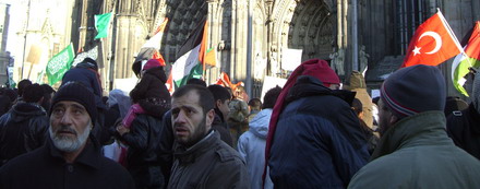 Moslems am Kölner Dom rufen 'Nieder mit Israel!'