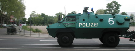 Polizei-Panzer am Barmer Platz in Köln-Deutz