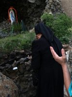 Irakische Christin betet bei einer der bombardierten Kirchen