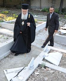 Der Ökumenische Patriarch Bartholomaios beim Besuch des Friedhofs Valukli