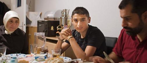 Der 16-jährige Ramadan-Novize Hassan mit seinen Eltern