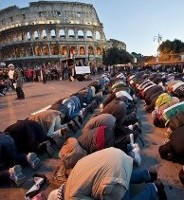 Islamisches Gebet vor dem Kolloseum