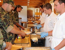 Fleisch und Beilagen werden für Muslime, die in der Schweizer Armee Dienst leisten, an der Fassstraße getrennt geschöpft