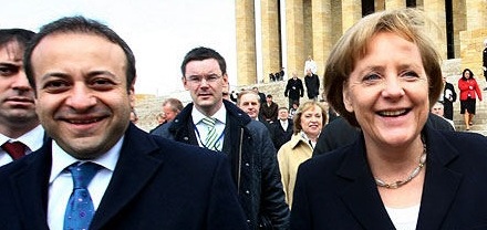 Egemen Bagis (l.) mit Angela Merkel bei ihrem Türkeibesuch im März