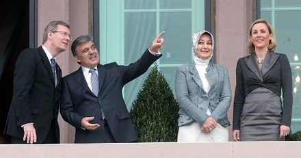 Abdullah Gül weist Imam Wulff die Richtung