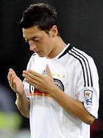 Mesut Özil beim Beten