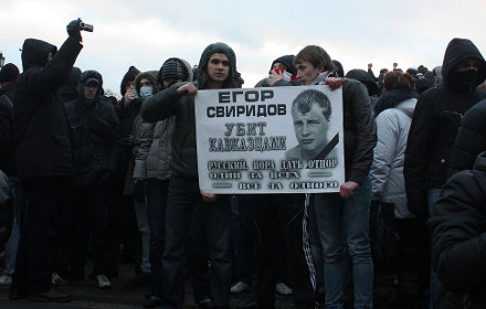 Plakat von Demonstranten mit dem Bild des Opfers
