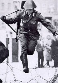 Sein Foto ging um die Welt. Am 15. August 1961 sprang der damals 19jährige DDR-Grenzer Hans Conrad Schumann in Berlin über den Stacheldraht in den Westen. Das Bild wurde zum Symbol für den Friedenswillen der Ostdeutschen.