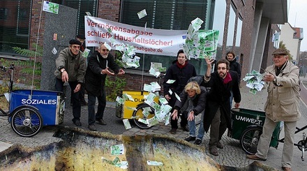 Protest-Aktion 'Vermögensabgabe schließt Haushaltsloch' am 22.10.2009 vor der Landesvertretung von NRW