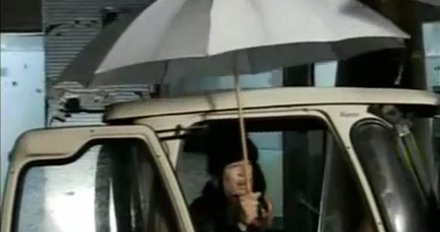 Gaddafi unter dem Schirm