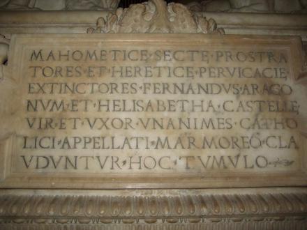 Die Inschrift am Marmordenkmal der Katholischen Könige, der Reyes Católicos, Isabell von Kastilien (1451–1504) und Ferdinand von Aragon (1452–1516).