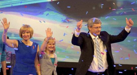 Premier Stephen Harper von der Konservativen Partei mit seiner Ehefrau Laureen und Tochter Rachel bei der Wahlparty in Calgary.