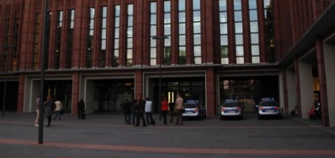 Polizei vor dem RTL-Gebäude am Mittwoch Nachmittag in Köln-Deutz.