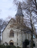 Die Herz-Jesu-Kirche mit Pfarrhaus in Sevinghausen