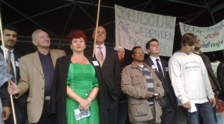 Integrationsbeiratsvorsitzender Akcay (dritter von rechts) mit Oberbürgermeister Kurt Gribl (Bildmitte)