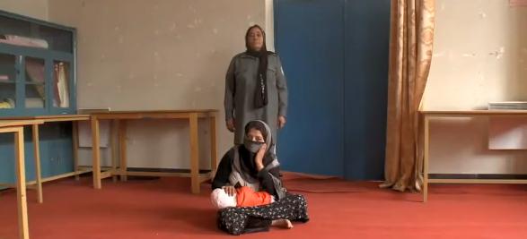 Vergewaltigungsopfer Gulnaz mit ihrer Tochter und einer Gefängniswärterin