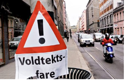 Warnzeichen in einer Straße in Oslo: Voldtektsfare (Vergewaltigungsgefahr)