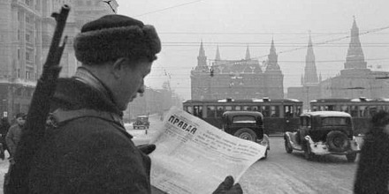 Sowjetischer Soldat mit Prawda in Moskau, 1941