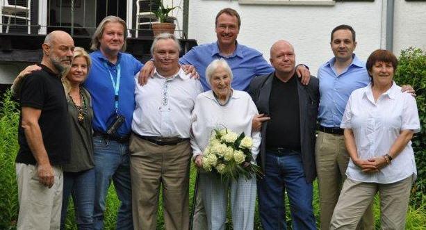 Die am 7. Juli 2012 wiedergegründete 'Weiße Rose' mit Susanne Zeller-Hirzel (Bildmitte), der damaligen besten Freundin von Sophie Scholl.