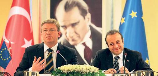 Stefan Füle (l.), Ex-Mitglied der Kommunistischen Partei der Tschechoslowakei und jetziger 'EU-Kommissar für Erweiterung und Europäische Nachbarschaftspolitik' bei einer Pressekonferenz mit dem türkischen EU-Minister Egemen Bagis 2011 in Nikosia.