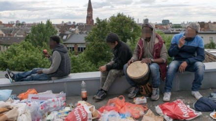 Fluechtlinge auf dem Dach