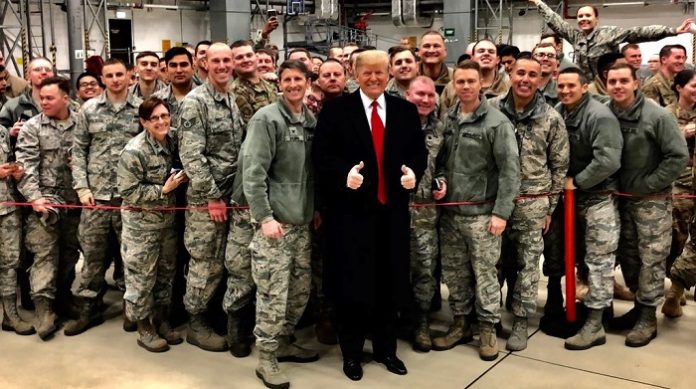 Trump und Soldaten Ramstein