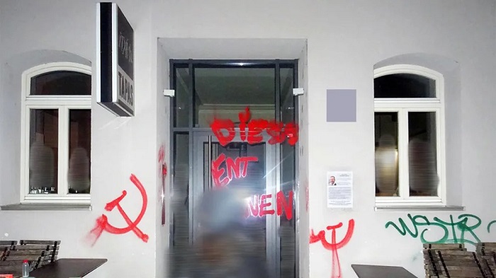 Auf das Münchner Wohnhaus von VW-Chef Herbert Diess im Glockenbachviertel haben Linksextremisten mit roter Farbe „Dieses Haus enteignen“ und das kommunistische Symbol Hammer und Sichel gesprüht.