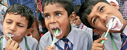 Muslimische Kinder beim Zähneputzen