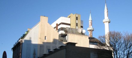 Sammeln vor der Moschee in der Böckmannstraße in Hamburg St. Georg