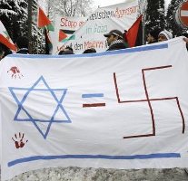 Anti-Israel Demonstranten malten sogar Hakenkreuze neben den Davidsstern