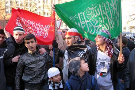 Posieren vor der Fahne der Terrororganisation Hamas