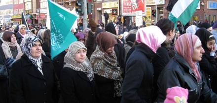 Frauen vor Fahne der Hamas