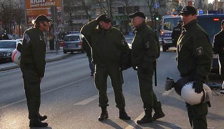 Die Polizei regelt den Verkehr und übersieht die grüne Hamas-Fahne