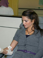 Königin Rania spendet Blut für Palästina
