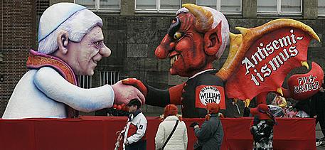 Auf dem Düsseldorfer Rosenmontagszug hat der Papst dem Teufel die Hand geschüttelt