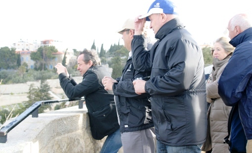Die Parlamentarier machen sich hier ein Bild in Jerusalem