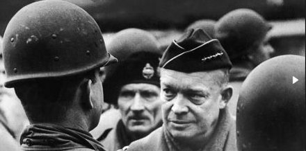 Eisenhower besichtigt die Truppen vor dem D-Day
