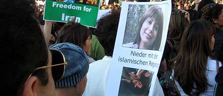 Demonstranten in Köln tragen Poster mit dem Bild Nedas