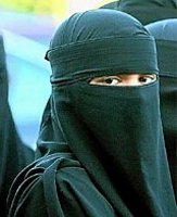 Frauen tragen Niqab
