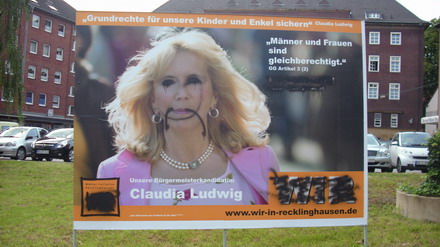Zerstörtes Wahlplakat von Claudia Ludwig