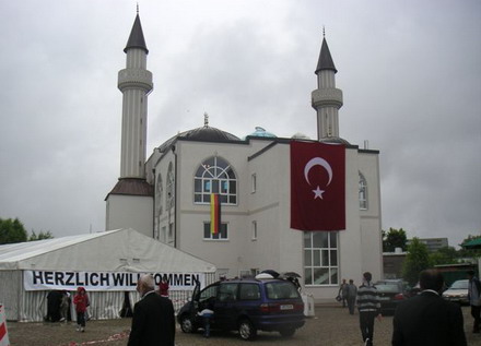 Mehr als entlarvend der Größenunterschied zwischen der türkischen und der deutschen Flagge an der Ingolstädter Großmoschee