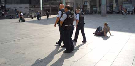 Polizeipräsenz vor dem Kölner Hauptbahnhof