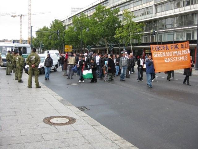 Bilder der BPE-Demo 'Für Menschenrechte - Gegen Unterdrückung' am 3.10. in Berlin