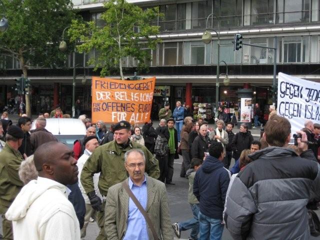 Bilder der BPE-Demo 'Für Menschenrechte - Gegen Unterdrückung' am 3.10. in Berlin