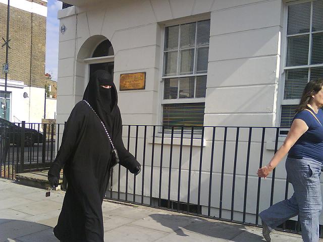 Verschleierte Frau in Camden (London)