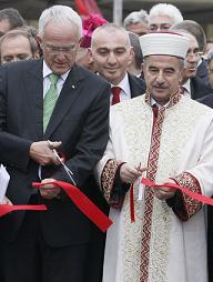 Ministerpräsident Jürgen Rüttgers und Ali Bardakoglu durchschneiden das rote Band bei der Eröffnung der Duisburger Moschee