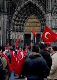 Türken vor dem Kölner Dom