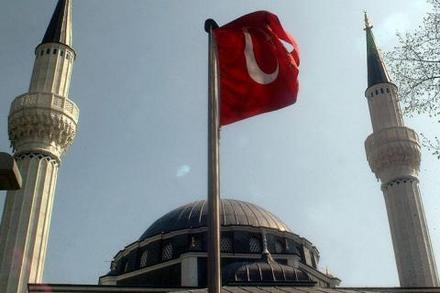 Die Moschee in der Flughafenstrasse am Columbiadamm in Berlin mit türkischer Flagge