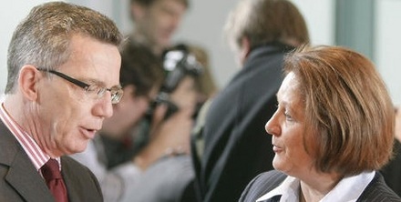Bundesinnenminister Thomas de Maizière mit Justizministerin Leutheusser-Schnarrenberger